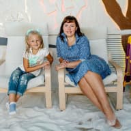 Мама с дочкой на сеансе галооздоровления в соляной пещере